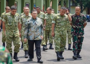 Danrem 074/Warastratama (kiri) menyambut kedatangan Ketua Komisi I DPR RI (kiri kedua) di Korem 074/Warastratama