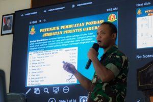 Mentor TOT Serda Arie Wibowo Memberikan Materi Pengetahuan Pembangunan Jembatan Kepada Peserta Training Of Trainers Jembatan Garuda