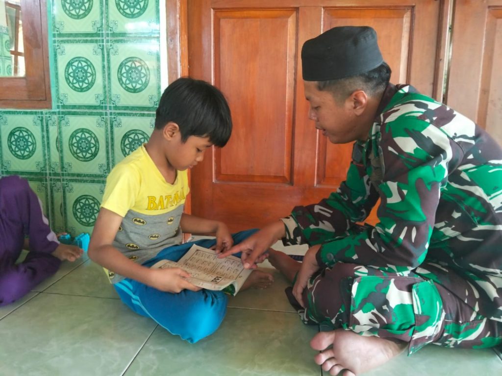 Anggota Satgas TMMD Reg-128 Kodim 0725/Srg Mendadak jadi Guru Ngaji
