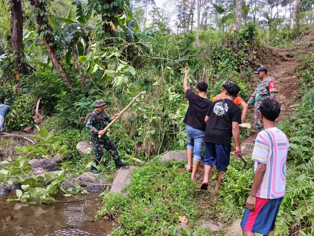 Gotong Royong Babinsa dan Warga Desa Candi, Wujud Nyata Kebersamaan dan Kepedulian Lingkungan