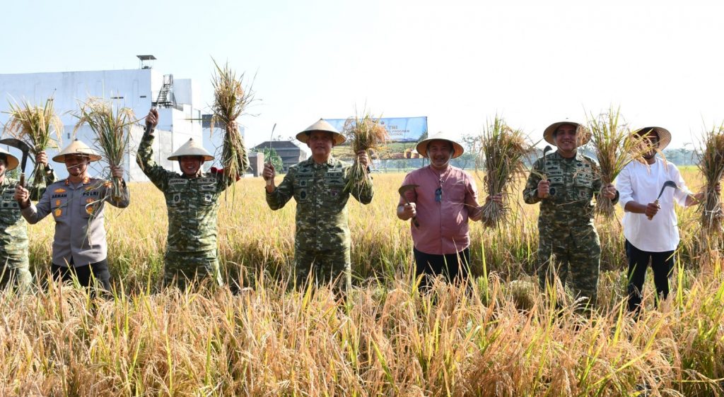 Danrem 074/Warastratama Dampingi Pangdam IV/Diponegoro Ikuti Panen Raya Nasional Bersama Presiden RI