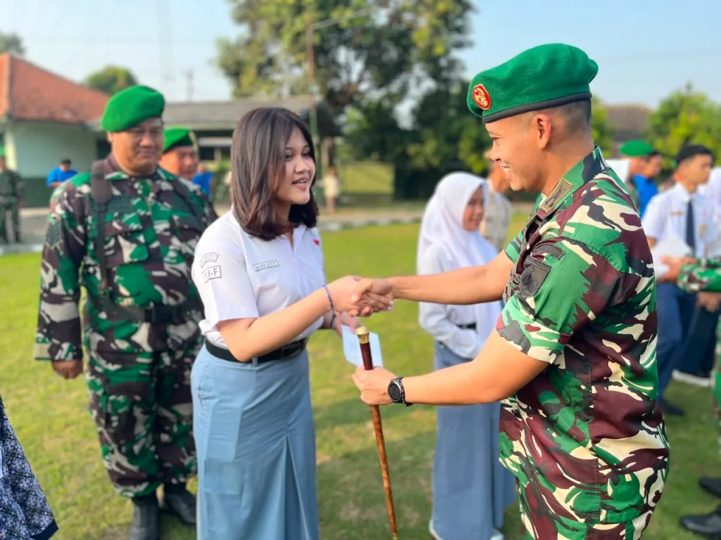 Dandim 0735/Surakarta Berikan Apresiasi Dan Penghargaan Kepada Anak Anggota Yang Berprestasi