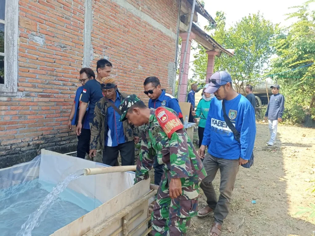 Babinsa Poleng Dampingi Distribusi 27.000 Liter Air Bersih untuk Warga Terdampak Kekeringan di Sragen By admin adm
